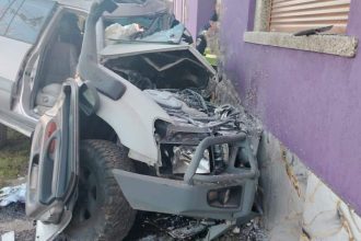 Mașină distrusă după impactul cu zidul unei case pe DN6, în localitatea Constantin Daicoviciu, județul Caraș-Severin