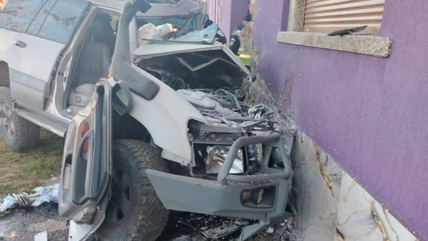 Mașină distrusă după impactul cu zidul unei case pe DN6, în localitatea Constantin Daicoviciu, județul Caraș-Severin