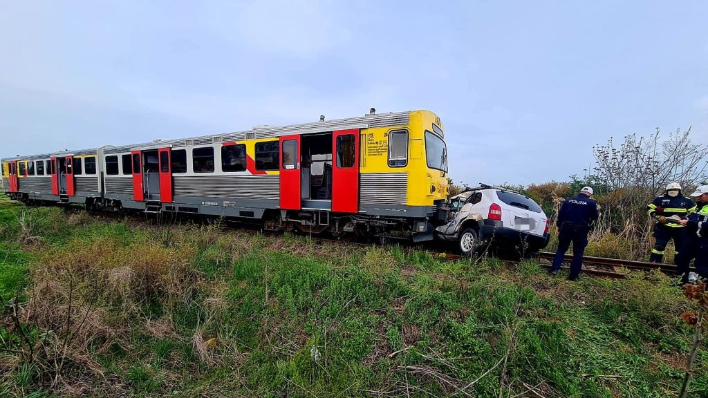 Mașină lovită de trenul de călători Cruceni – Timișoara la trecerea de cale ferată din localitatea Peciu Nou