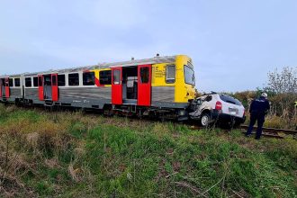 Mașină lovită de trenul de călători Cruceni – Timișoara la trecerea de cale ferată din localitatea Peciu Nou