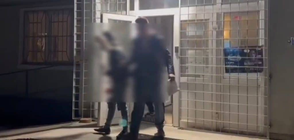 Polițiști din Hunedoara imobilizând un tânăr agresiv în timpul unei intervenții de Paște.