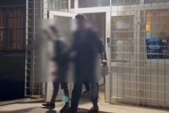 Polițiști din Hunedoara imobilizând un tânăr agresiv în timpul unei intervenții de Paște.