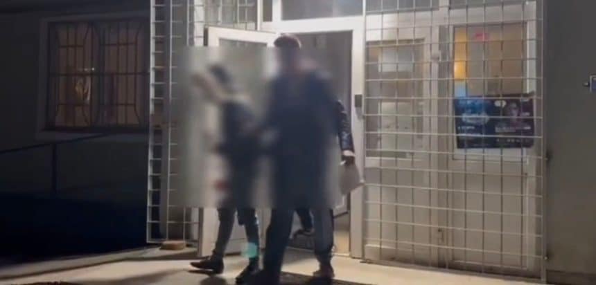 Polițiști din Hunedoara imobilizând un tânăr agresiv în timpul unei intervenții de Paște.