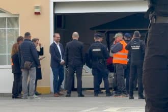 Autoritățile și primarul Dominic Fritz la evacuarea vilei istorice de pe bulevardul C.D. Loga nr. 52 din Timișoara.