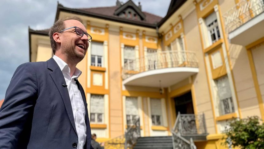 Interiorul vilei de pe C.D. Loga nr. 52 după evacuare, lăsat fără obiecte sanitare de foștii ocupanți.