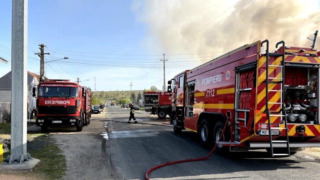 Echipaj ISU Timiș intervenind la o situație de urgență în timpul minivacanței de Paște din 2026.