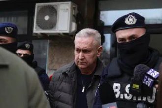 Cristian Anton, directorul ARR, escortat de polițiști la Curtea de Apel Cluj după decizia de arestare preventivă.