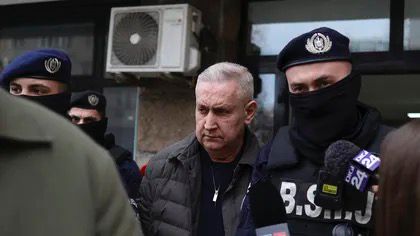 Cristian Anton, directorul ARR, escortat de polițiști la Curtea de Apel Cluj după decizia de arestare preventivă.