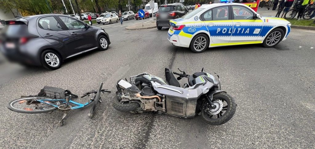 Echipaje de poliție și ambulanță la locul accidentului dintre o motocicletă și o bicicletă în intersecția Dâmbovița cu Calea Șagului.