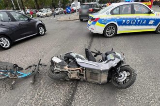 Echipaje de poliție și ambulanță la locul accidentului dintre o motocicletă și o bicicletă în intersecția Dâmbovița cu Calea Șagului.