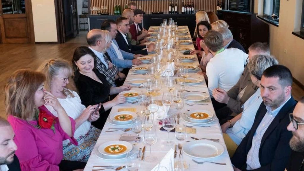 Juriul Regiunii Gastronomice Europene luând prânzul de Paște pe vaporul Pelican, pe canalul Bega din Timișoara.