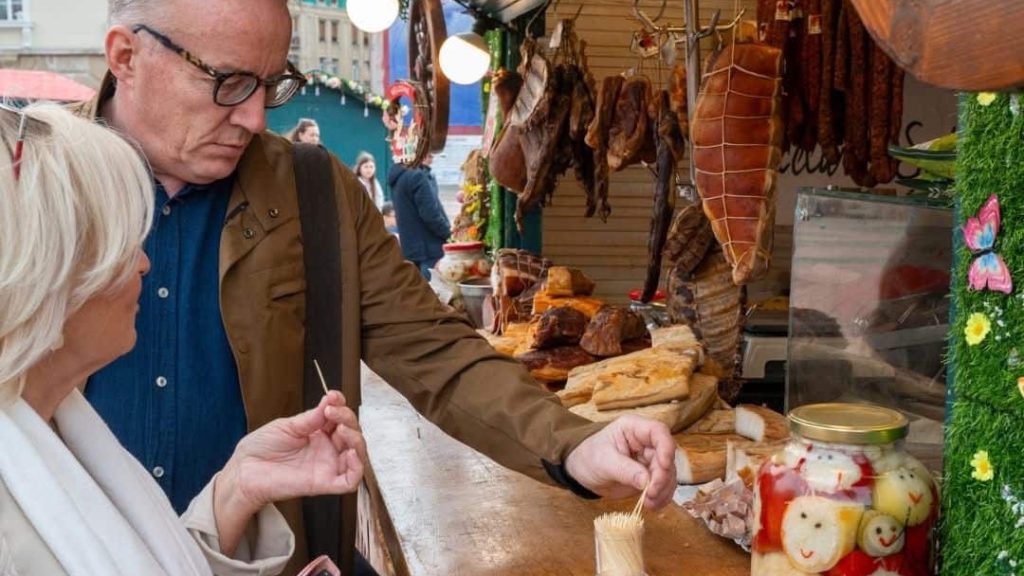 Juriul Regiunii Gastronomice Europene luând prânzul de Paște pe vaporul Pelican, pe canalul Bega din Timișoara.