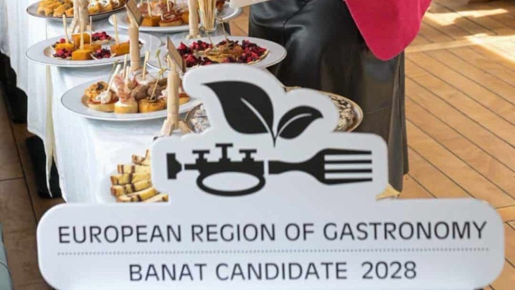 Juriul Regiunii Gastronomice Europene luând prânzul de Paște pe vaporul Pelican, pe canalul Bega din Timișoara.