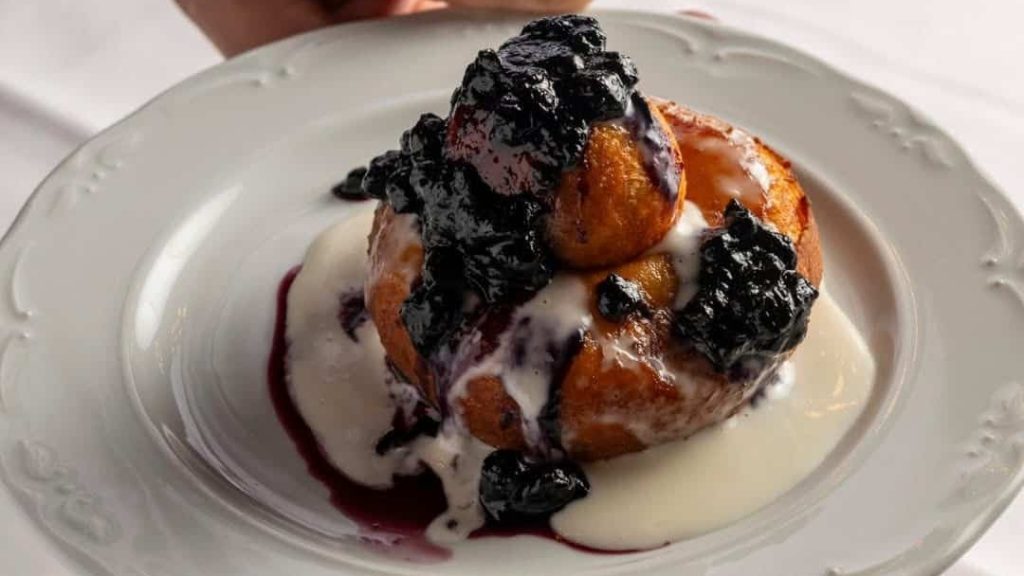 Juriul Regiunii Gastronomice Europene luând prânzul de Paște pe vaporul Pelican, pe canalul Bega din Timișoara.