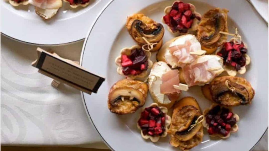 Juriul Regiunii Gastronomice Europene luând prânzul de Paște pe vaporul Pelican, pe canalul Bega din Timișoara.