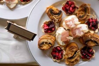 Juriul Regiunii Gastronomice Europene luând prânzul de Paște pe vaporul Pelican, pe canalul Bega din Timișoara.