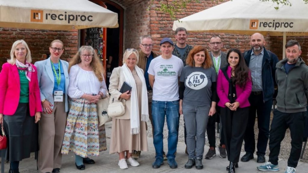 Juriul Regiunii Gastronomice Europene luând prânzul de Paște pe vaporul Pelican, pe canalul Bega din Timișoara.