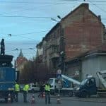 Echipe de intervenție STPT reparând firul de contact rupt pe Bulevardul Regele Carol I din Timișoara.