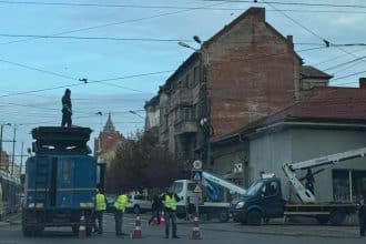 Echipe de intervenție STPT reparând firul de contact rupt pe Bulevardul Regele Carol I din Timișoara.