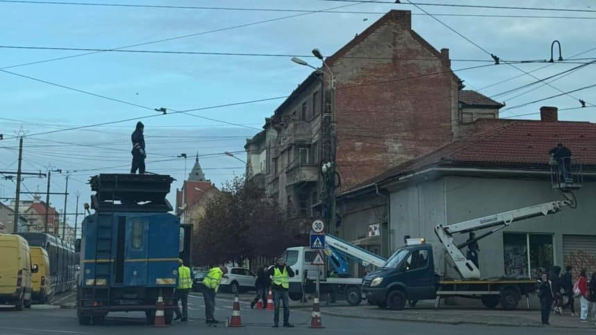 Echipe de intervenție STPT reparând firul de contact rupt pe Bulevardul Regele Carol I din Timișoara.