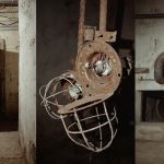 Intrarea într-un adăpost de protecție civilă dintr-un bloc din Timișoara, echipat cu uși metalice de siguranță.