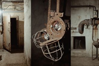 Intrarea într-un adăpost de protecție civilă dintr-un bloc din Timișoara, echipat cu uși metalice de siguranță.