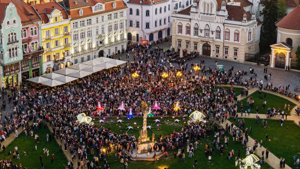 Atmosferă la Târgul de Paște din centrul Timișoarei, cu decoruri festive și căsuțe cu produse tradiționale.