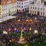 Atmosferă la Târgul de Paște din centrul Timișoarei, cu decoruri festive și căsuțe cu produse tradiționale.