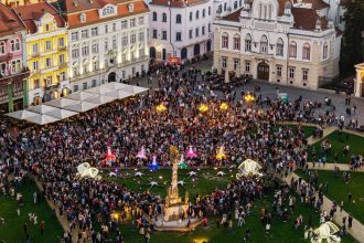 Atmosferă la Târgul de Paște din centrul Timișoarei, cu decoruri festive și căsuțe cu produse tradiționale.
