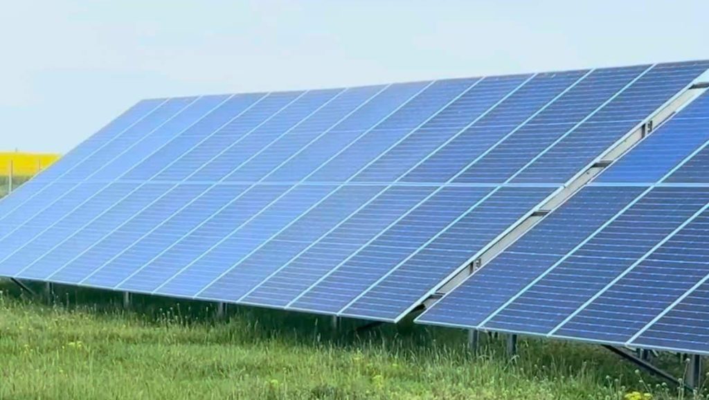 Cele 878 de panouri fotovoltaice instalate în comuna Dumbrăvița pentru reducerea costurilor la iluminatul stradal și clădiri publice.