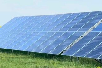 Cele 878 de panouri fotovoltaice instalate în comuna Dumbrăvița pentru reducerea costurilor la iluminatul stradal și clădiri publice.