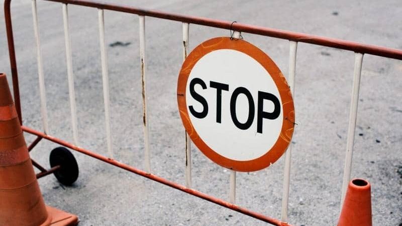 Utilaje Delgaz și semnalizare rutieră pentru lucrări la rețeaua de gaze naturale pe strada Diaconu Coresi din Timișoara.