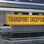 Convoi agabaritic de 40 de metri lungime transportând componente pentru parcuri eoliene pe autostrada A1.