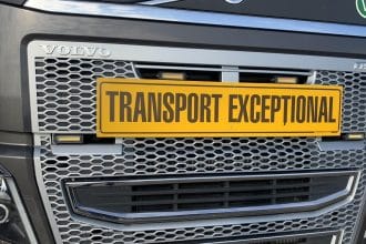 Convoi agabaritic de 40 de metri lungime transportând componente pentru parcuri eoliene pe autostrada A1.