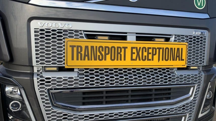 Convoi agabaritic de 40 de metri lungime transportând componente pentru parcuri eoliene pe autostrada A1.