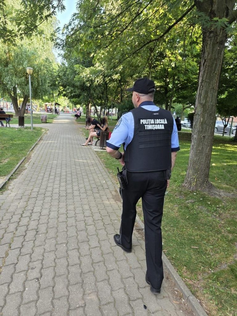 Polițiști locali patrulând în Parcul Botanic din Timișoara pentru menținerea ordinii publice.