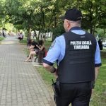 Polițiști locali patrulând în Parcul Botanic din Timișoara pentru menținerea ordinii publice.