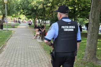 Polițiști locali patrulând în Parcul Botanic din Timișoara pentru menținerea ordinii publice.
