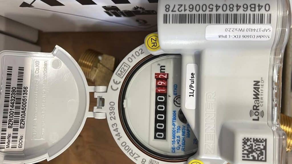 Echipă Aquatim montând un contor de apă inteligent cu citire la distanță într-o locuință din Timișoara.