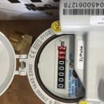 Echipă Aquatim montând un contor de apă inteligent cu citire la distanță într-o locuință din Timișoara.