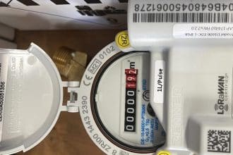 Echipă Aquatim montând un contor de apă inteligent cu citire la distanță într-o locuință din Timișoara.