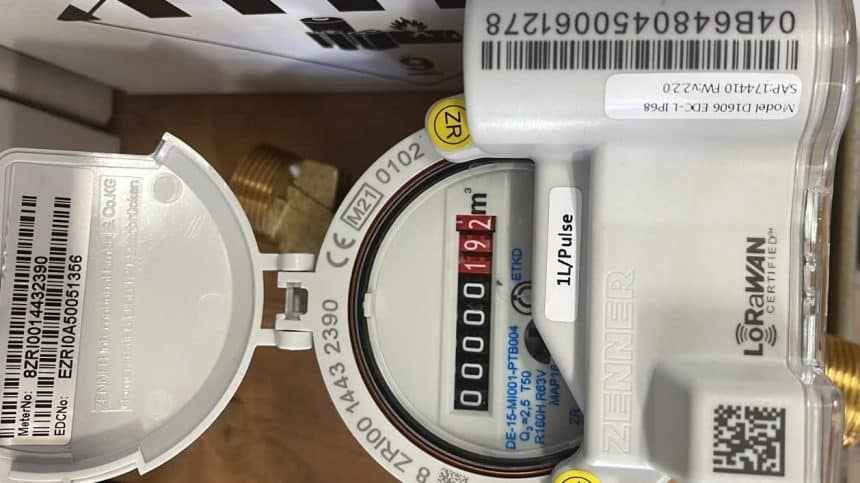 Echipă Aquatim montând un contor de apă inteligent cu citire la distanță într-o locuință din Timișoara.