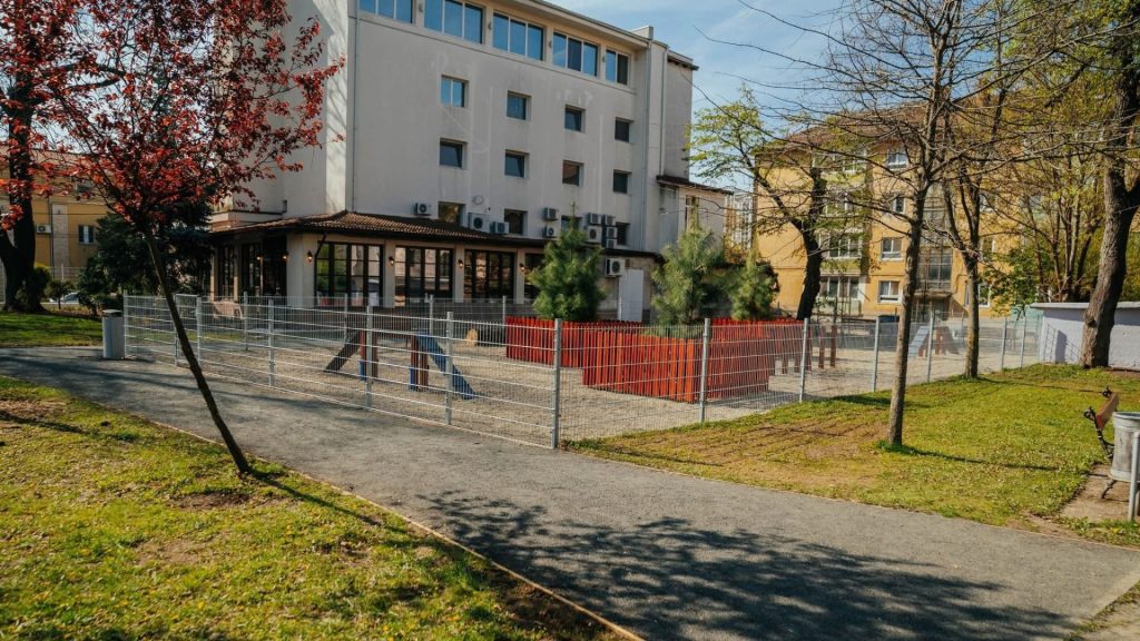 Noile alei și spații verzi din Parcul Zürich, Timișoara, pe terenul recuperat de primărie de la ocupanții ilegali.