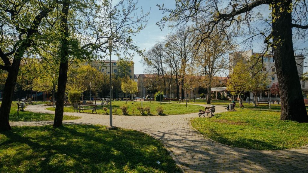 Noile alei și spații verzi din Parcul Zürich, Timișoara, pe terenul recuperat de primărie de la ocupanții ilegali.