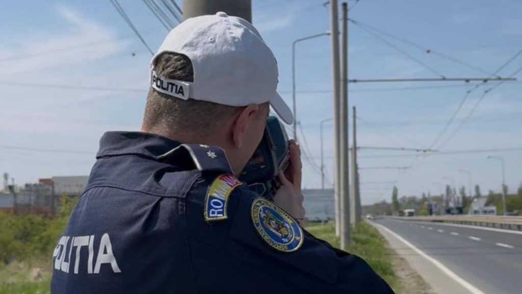 Echipaj al poliției rutiere Timiș utilizând aparatul radar pe DN 6 în timpul operațiunii Roadpol Speed Marathon.