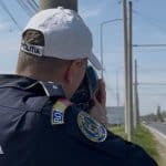 Echipaj al poliției rutiere Timiș utilizând aparatul radar pe DN 6 în timpul operațiunii Roadpol Speed Marathon.