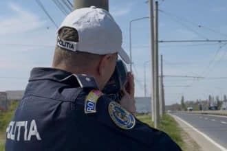 Echipaj al poliției rutiere Timiș utilizând aparatul radar pe DN 6 în timpul operațiunii Roadpol Speed Marathon.