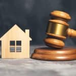 O familie discutând despre planul de eșalonare a datoriilor în cadrul procedurii de insolvență a persoanei fizice.