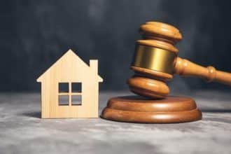 O familie discutând despre planul de eșalonare a datoriilor în cadrul procedurii de insolvență a persoanei fizice.