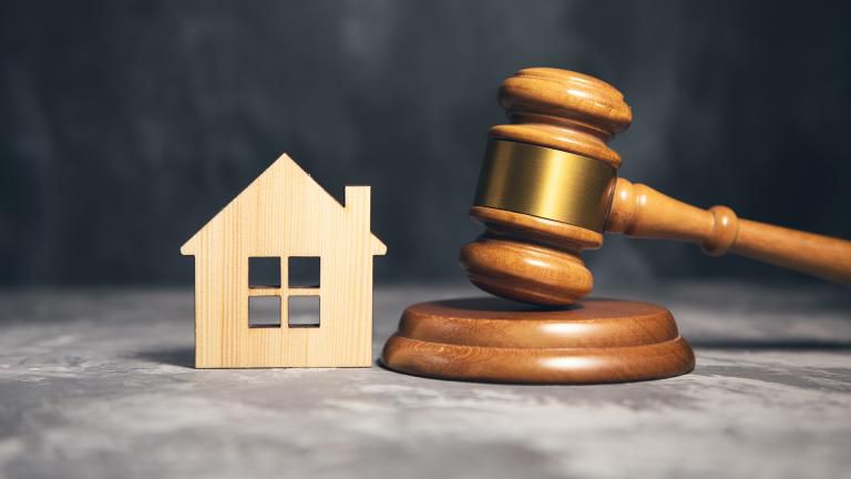 O familie discutând despre planul de eșalonare a datoriilor în cadrul procedurii de insolvență a persoanei fizice.